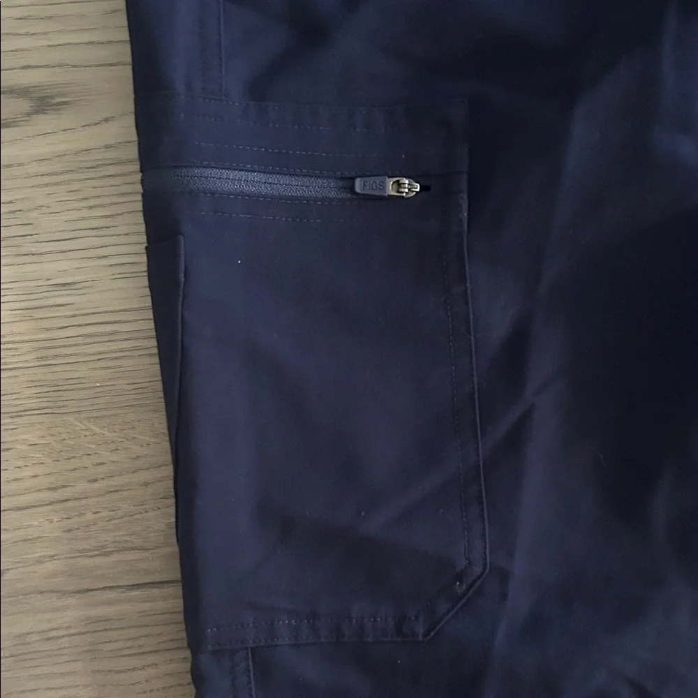 Figs Navy Cairo Cargo Scrub Pants Men’s Size Medium